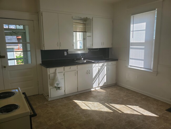Building Photo - 383 Maple Ave