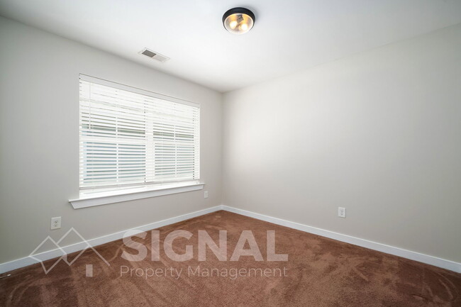 Building Photo - 215 Creek Run Way