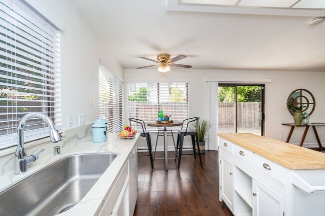 Building Photo - Pocket 3 Bedroom plus Den 2 Bath Home