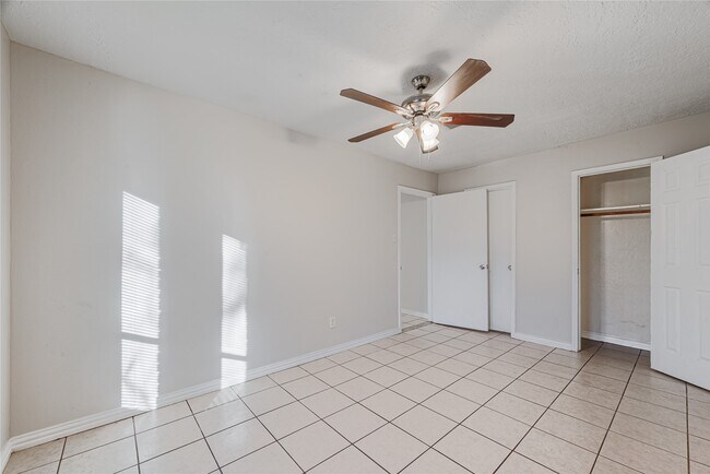 Building Photo - 2021 Kingsdale Dr