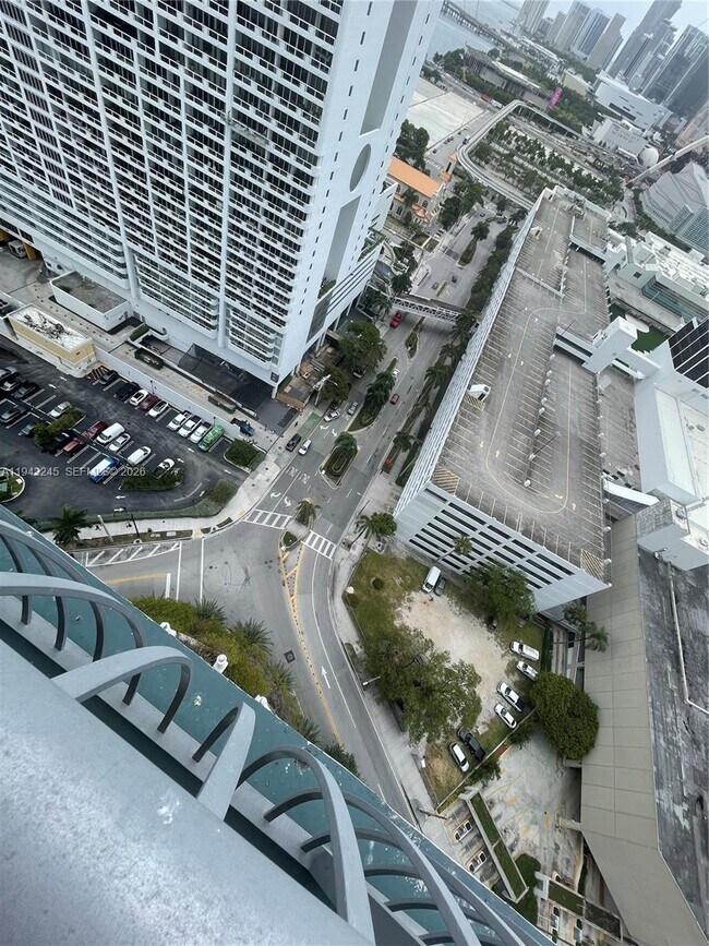 Building Photo - 1750 N Bayshore Dr