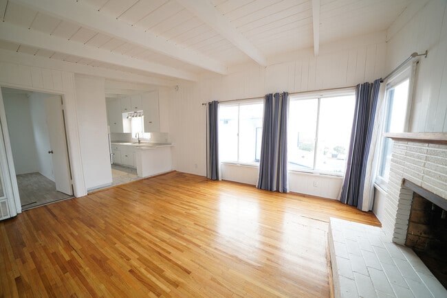 Building Photo - 2461 Palm Dr