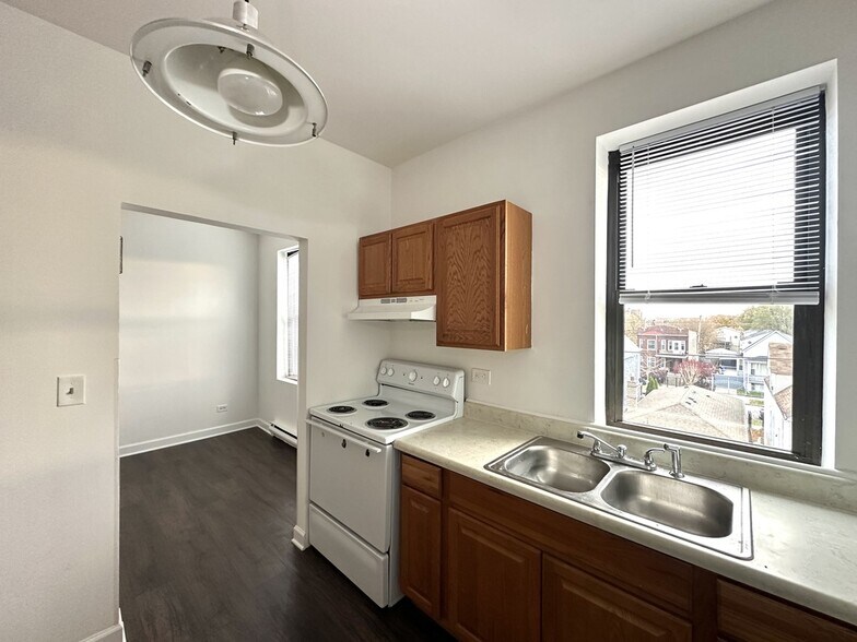 Building Photo - 3627 W Dickens Ave