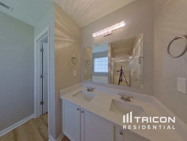 Building Photo - 6821 Parkers Crossing Dr