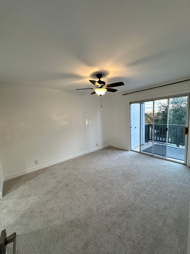 Building Photo - Charming Loft Condo with Balconies, Vaulted Ceilings & Fireplace – For Lease