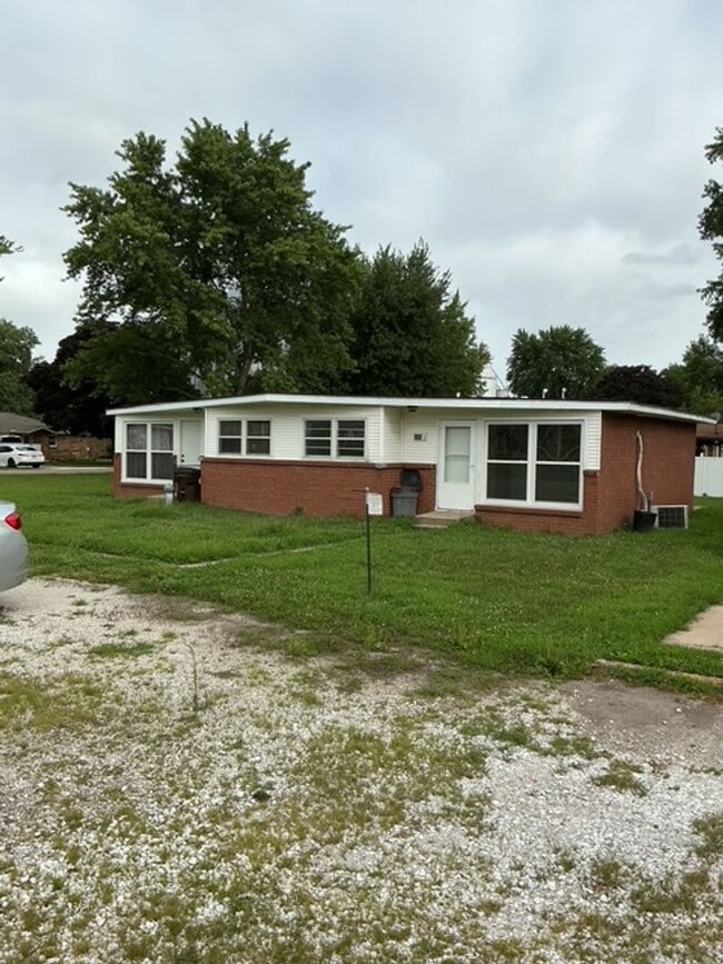 Primary Photo - 105 E Glendale St