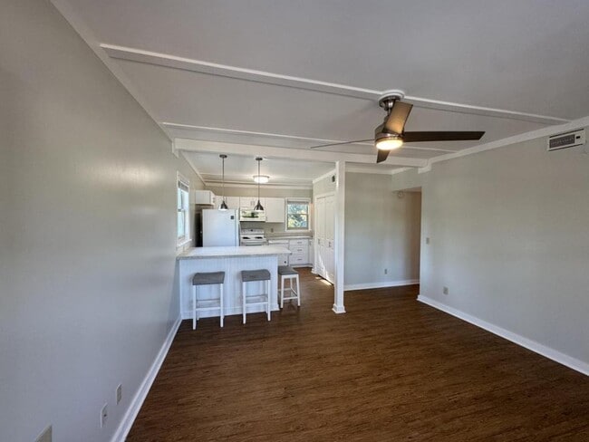 Building Photo - 303 3rd St