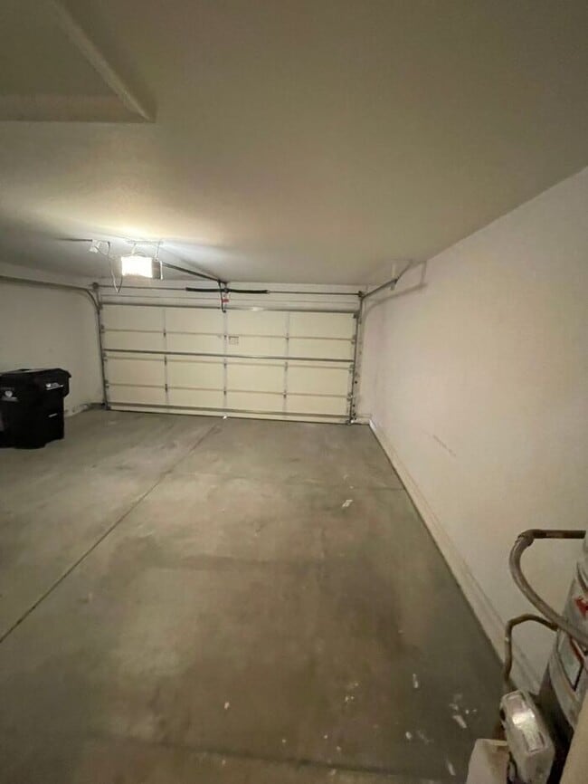 Building Photo - READY TO VIEW NOW! Beautiful 4 Bedroom 2 Bath Home in Phoenix!