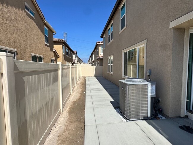 Building Photo - For Lease | Spacious 4-Bed + Den & Loft | ...
