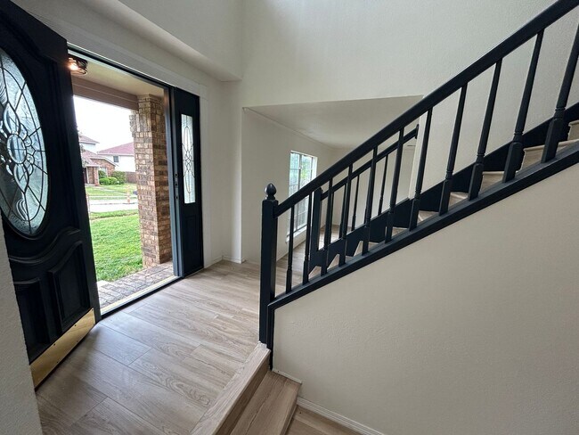 Building Photo - 1131 Holly Dr