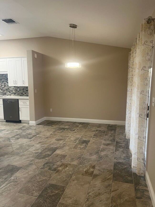 Building Photo - Beautiful Attached Dual Townhouse