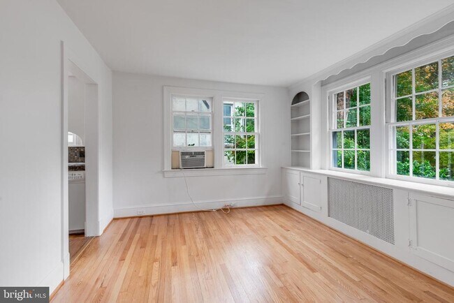 Building Photo - 4215 Chesapeake St NW