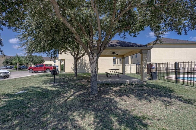 Building Photo - 1000 Ranchway Dr