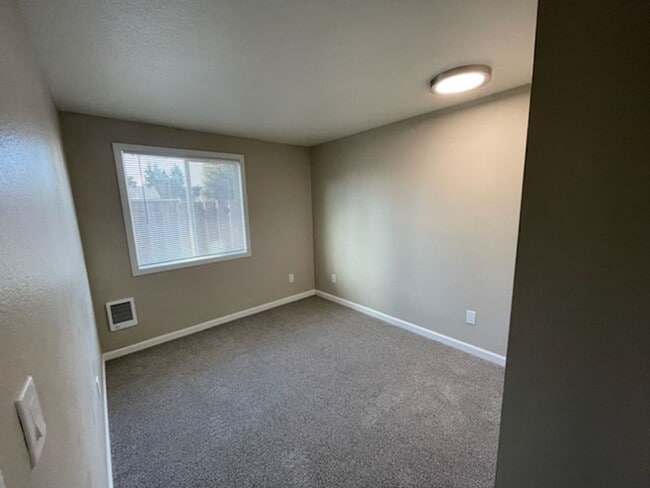 Building Photo - **APRIL MOVE-IN SPECIAL** Newly Remodeled 3 Bedroom Ranch Style Home