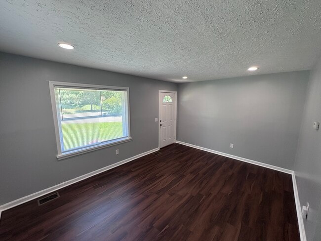 Building Photo - Cozy Cottage