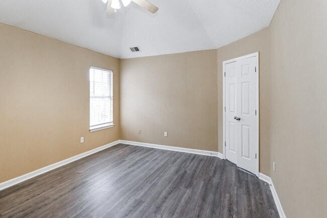 Building Photo - 1319 Farwoods Dr