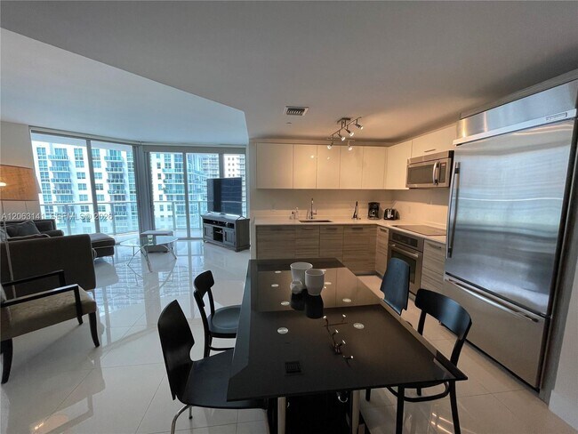 Building Photo - 1300 Brickell Bay Dr