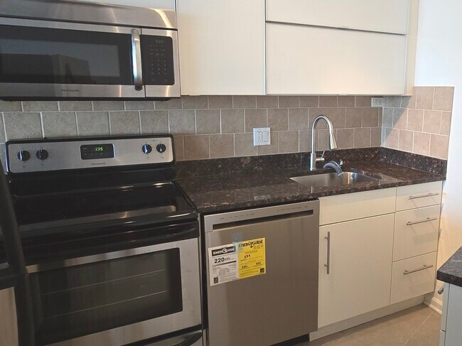 Building Photo - 300 N State St