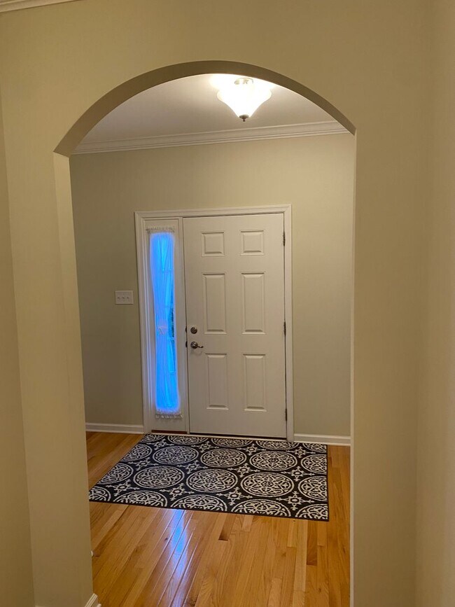 Building Photo - -- AVAILABLE MAY 8TH -- 3 BR / 3.5 BA End Unit Townhome, Available May 8th!