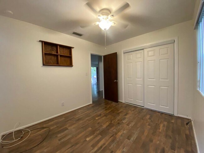 Building Photo - 2/1 plus bonus room in Holly Hill