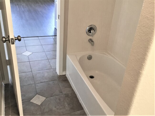 Building Photo - 500 Playful Meadows Dr NE