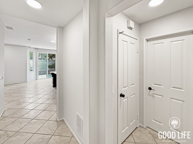 Building Photo - Price Reduced! Stunning Irvine 4BR Home – Private Yard & 2-Car Garage