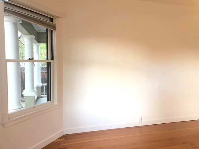 Building Photo - 466 Ruthven Ave