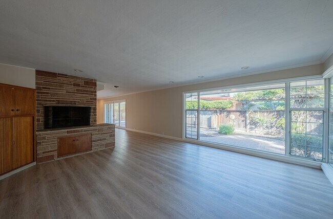 Building Photo - 509 Manor Dr