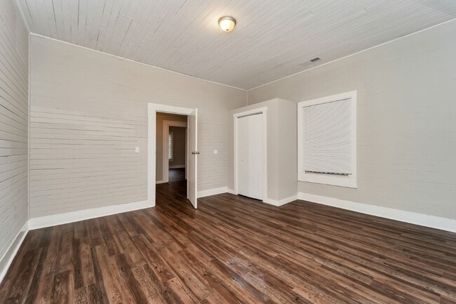 Building Photo - Cozy, Stylish, and Newly Renovated in the ...