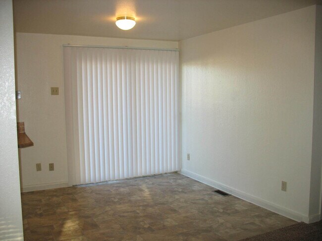 Building Photo - 3bed, 1.5bath, 1,050sq.ft. Single family home with garage
