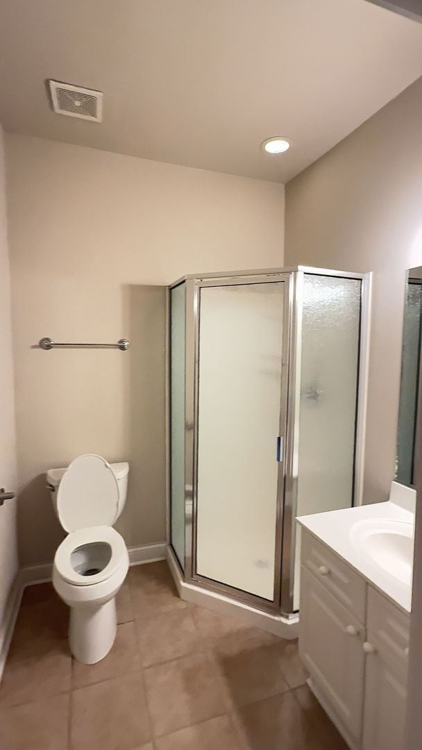 Building Photo - Second Floor Flat with 3 BR/ 3 BA and a 2 ...