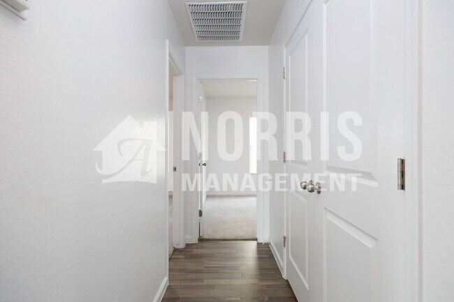 Building Photo - Newer Home in a Great Location to the Freeway