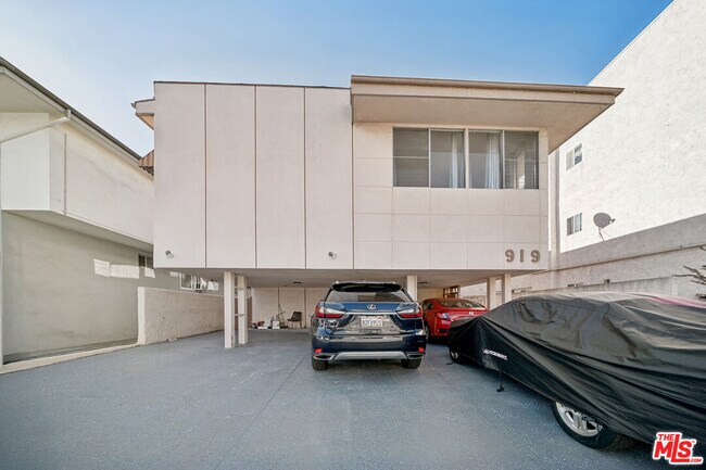 Building Photo - 919 S Sherbourne Dr