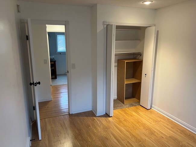 Building Photo - 10571 Center Rd