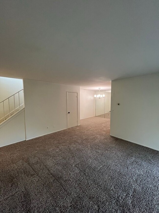 Building Photo - Beautiful 4 Bd Townhouse