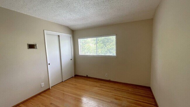 Building Photo - Nice 4 bedroom 2 bathroom home with sparkl...