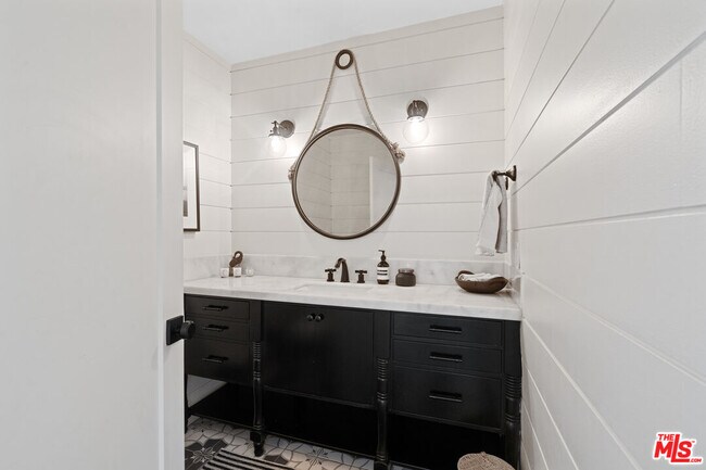 Building Photo - 2065 Watsonia Terrace