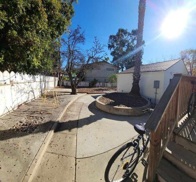 Building Photo - 7 Bedroom 3 bath home close to POLY!!!!