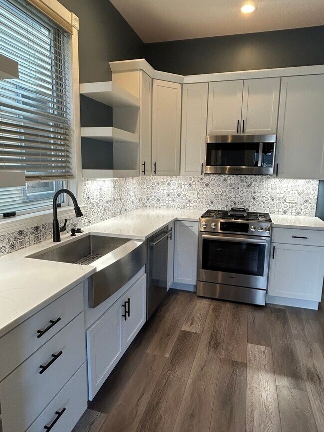 Building Photo - 1926 W Warner Ave