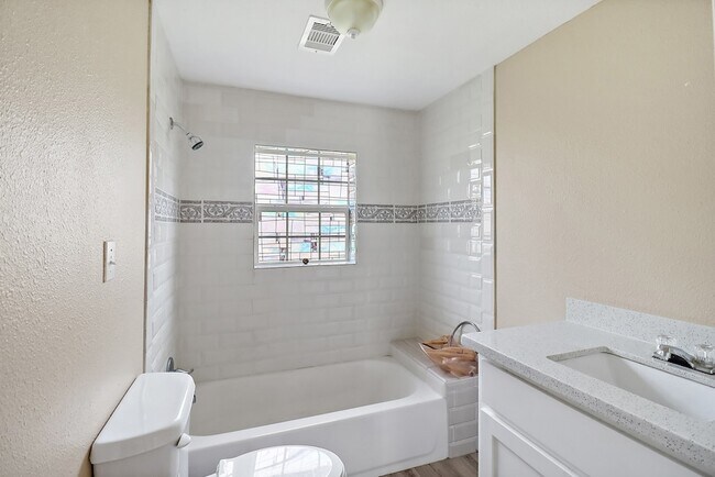 Building Photo - 412 Stowell St