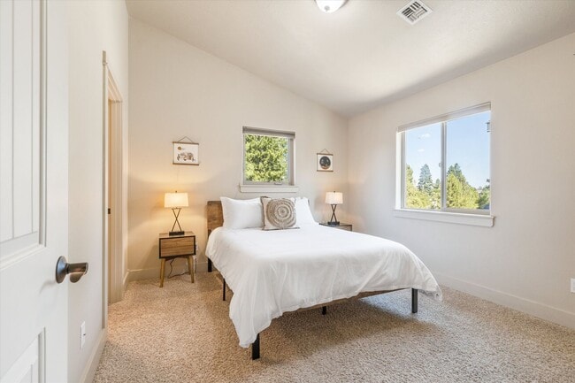 Building Photo - Charming, Furnished 3 bedroom Home w/ Garage