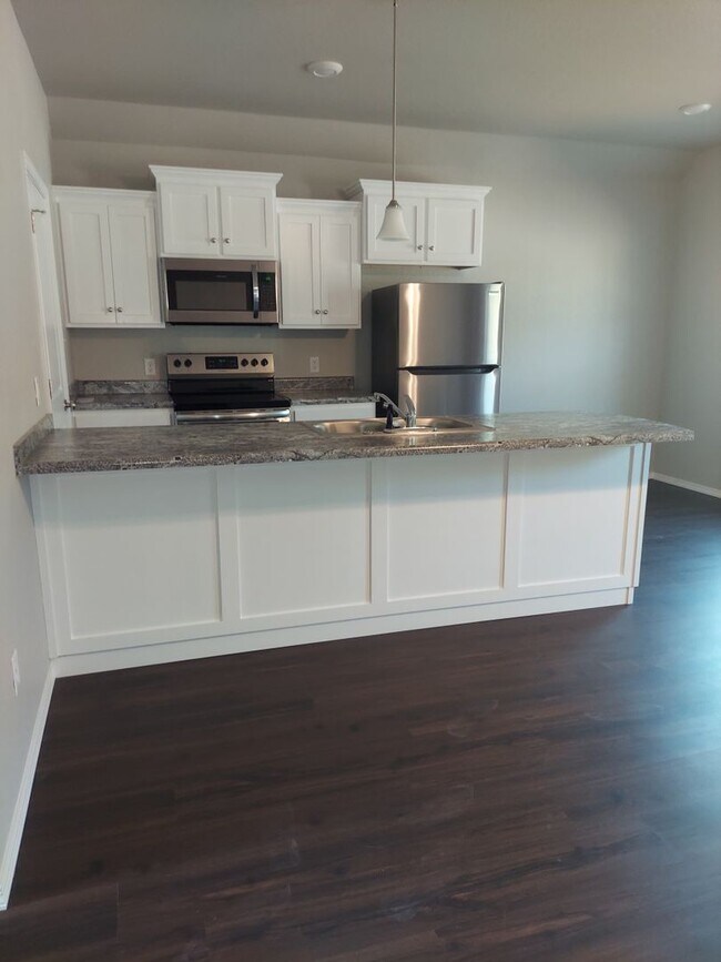 Building Photo - Beautiful 3 Bedroom Townhome in Alma!! *Move in Special*