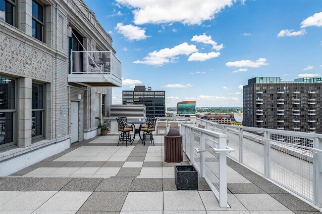 Building Photo - 300-314 N Broadway