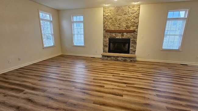 Building Photo - Bright & Spacious Home in Fredericksburg!