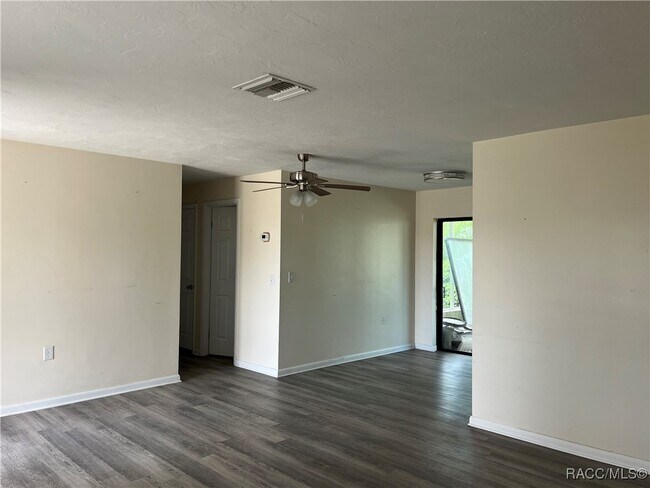 Building Photo - 302 S Jackson St