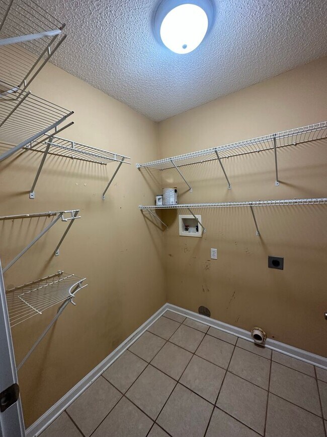 Building Photo - Briarhill Acres