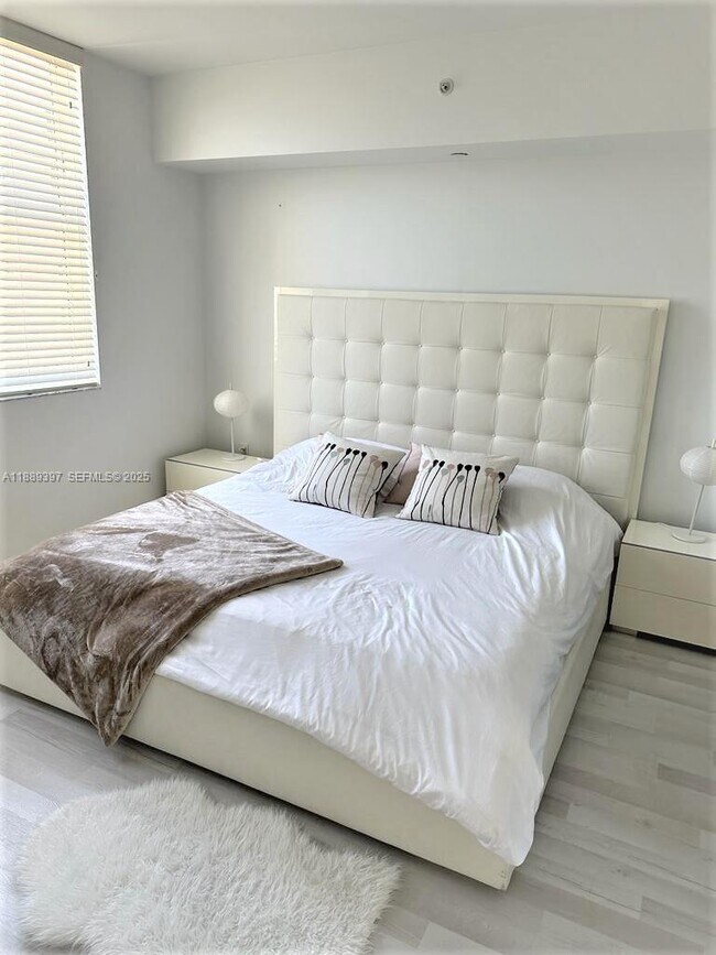 Building Photo - 4100 Salzedo St