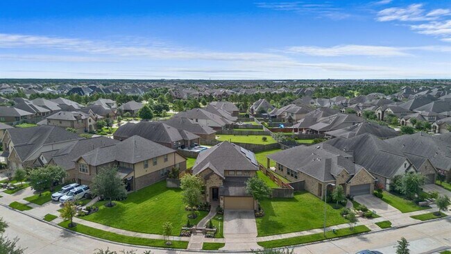 Building Photo - 16746 Highland Country Dr