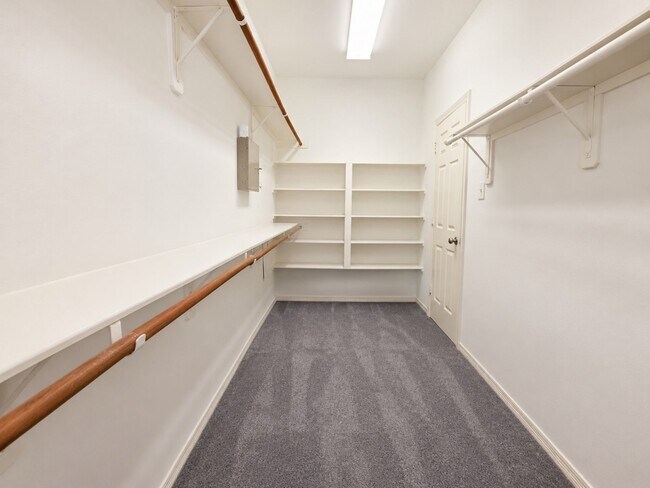 Building Photo - 2409 Deerwood Ct