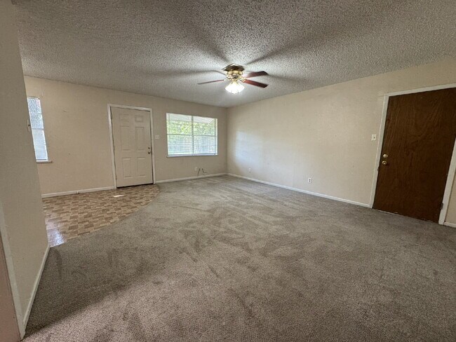 Building Photo - 2 bedroom 1 bath Budget Friendly!!
